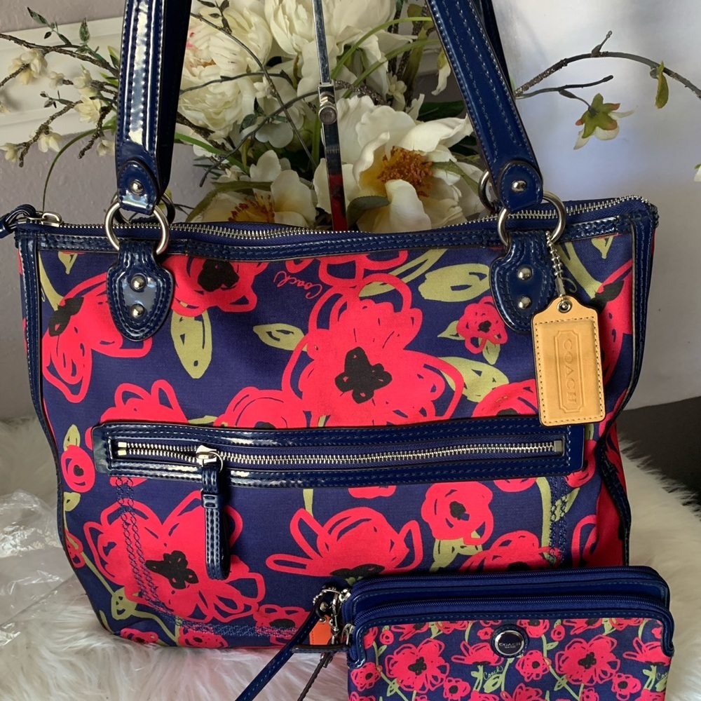 RARE COACH Poppy Hallie Floral Tote /
Shoulder Bag & Wallet /wristlet HTF - Picture 2 of 10